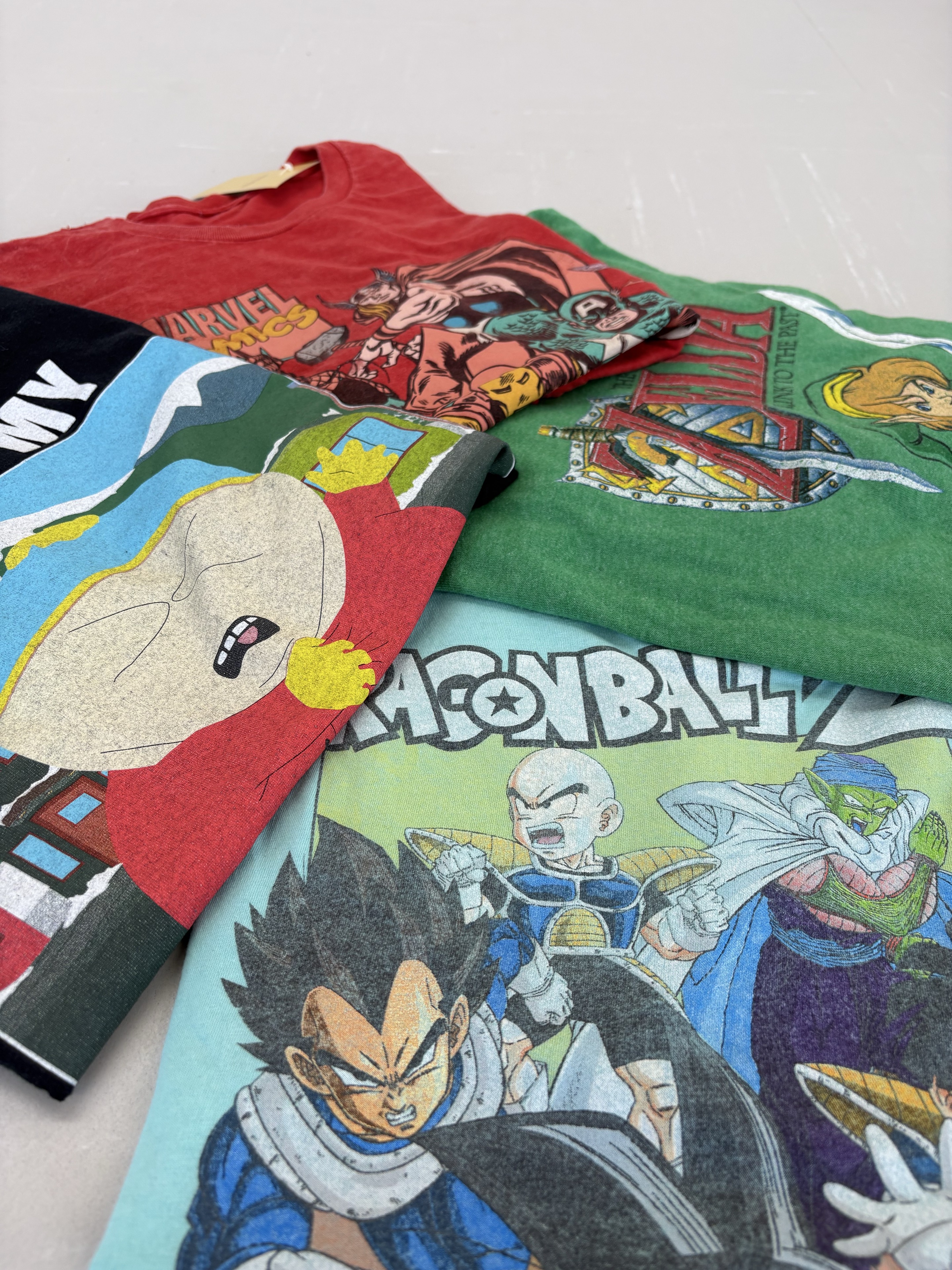 キャラクタープリントTシャツが並ぶ商品写真