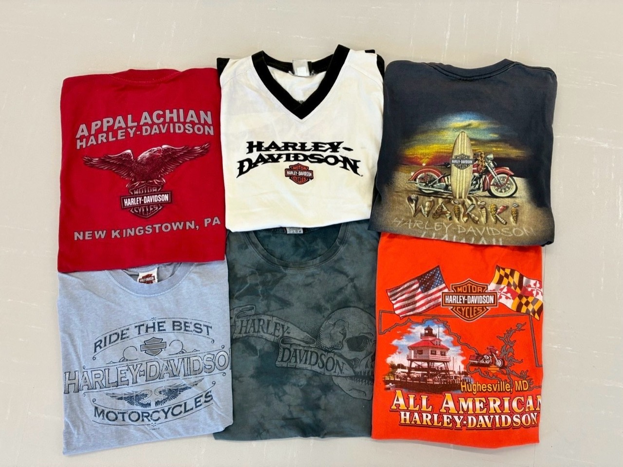 ハーレーダビッドソンのTシャツが並ぶ商品写真