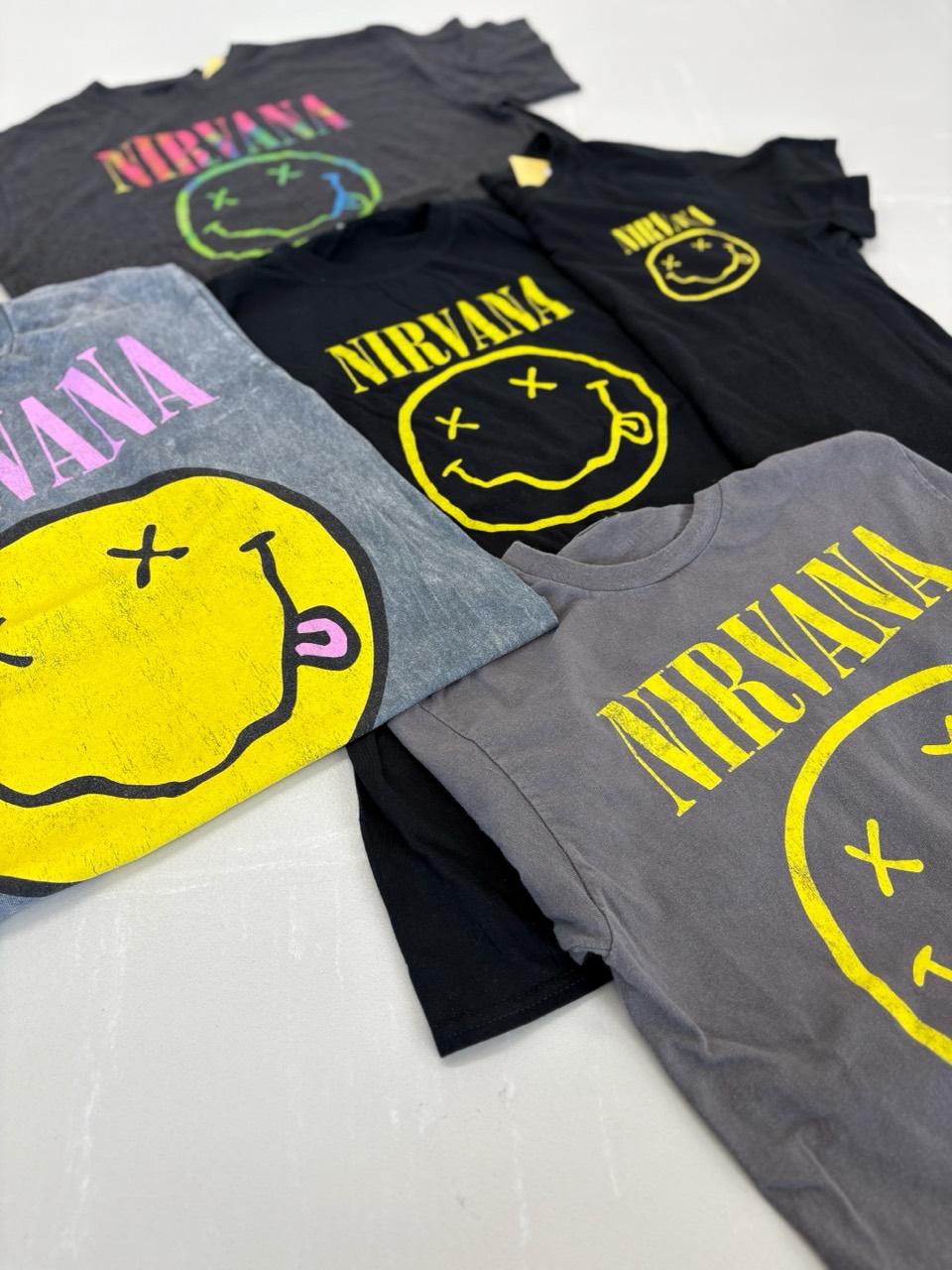 NIRVANAのプリントTシャツが並ぶ商品写真